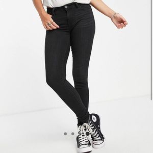 Levi’s black skinny jeans